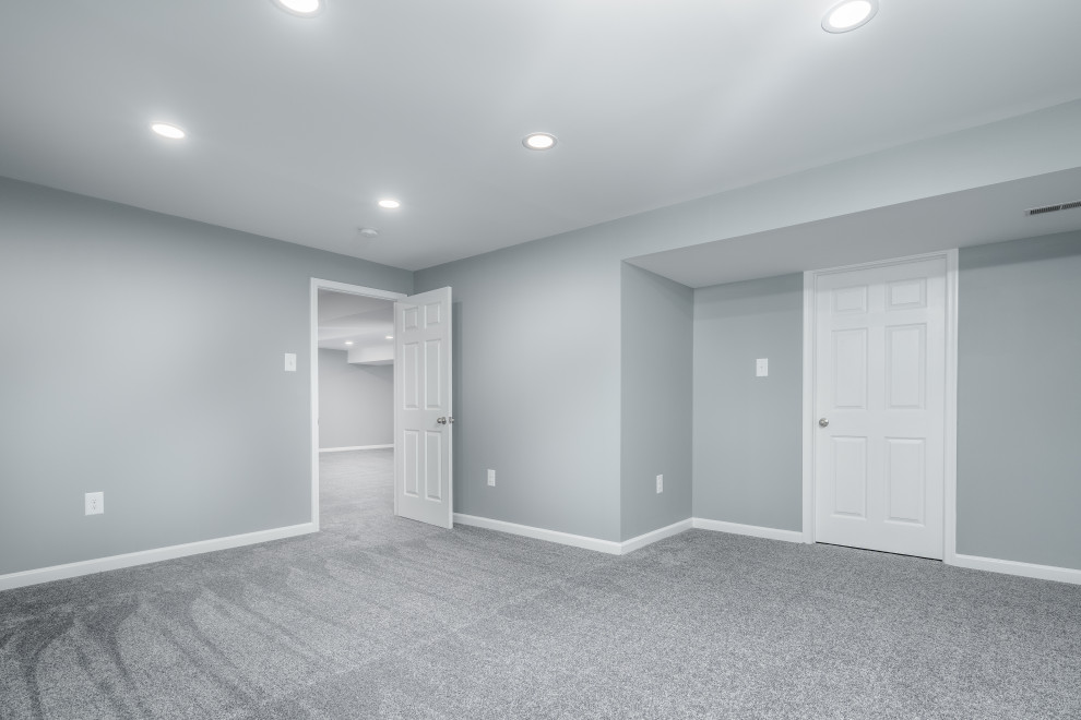 Cette photo montre une chambre moderne de taille moyenne avec un mur gris et un sol gris.