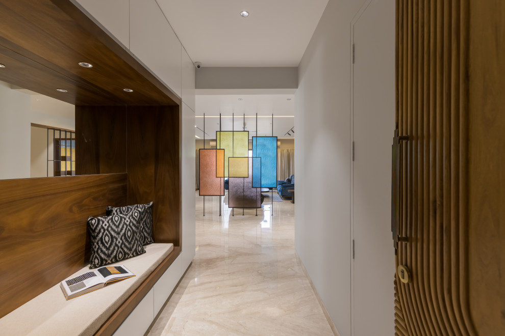 Пример оригинального дизайна: фойе среднего размера в стиле модернизм с серыми стенами, мраморным полом, двустворчатой входной дверью, входной дверью из дерева среднего тона, бежевым полом и панелями на части стены
