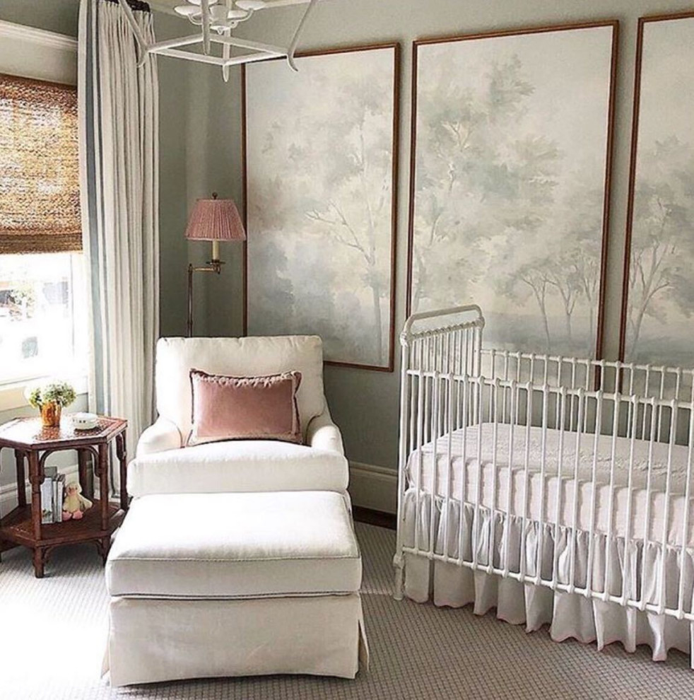 Идея дизайна: нейтральная комната для малыша в стиле неоклассика (современная классика) с обоями на стенах