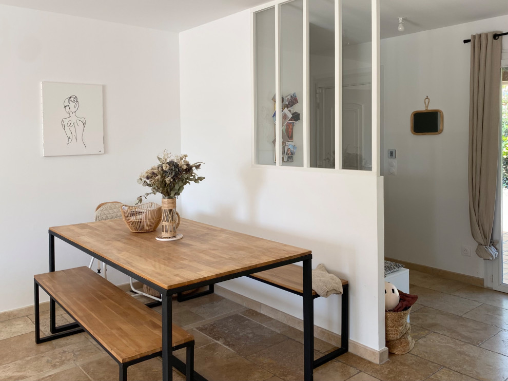 На фото: столовая среднего размера в современном стиле с белыми стенами, полом из травертина и бежевым полом