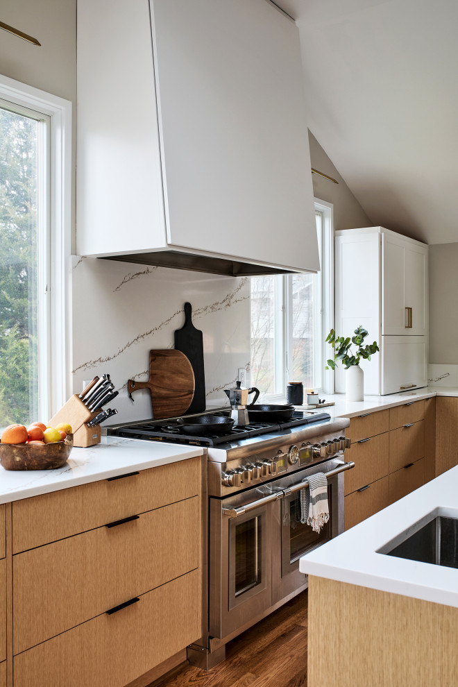 Esempio di una grande cucina moderna con top in quarzo composito, paraspruzzi bianco, pavimento in legno massello medio e top bianco