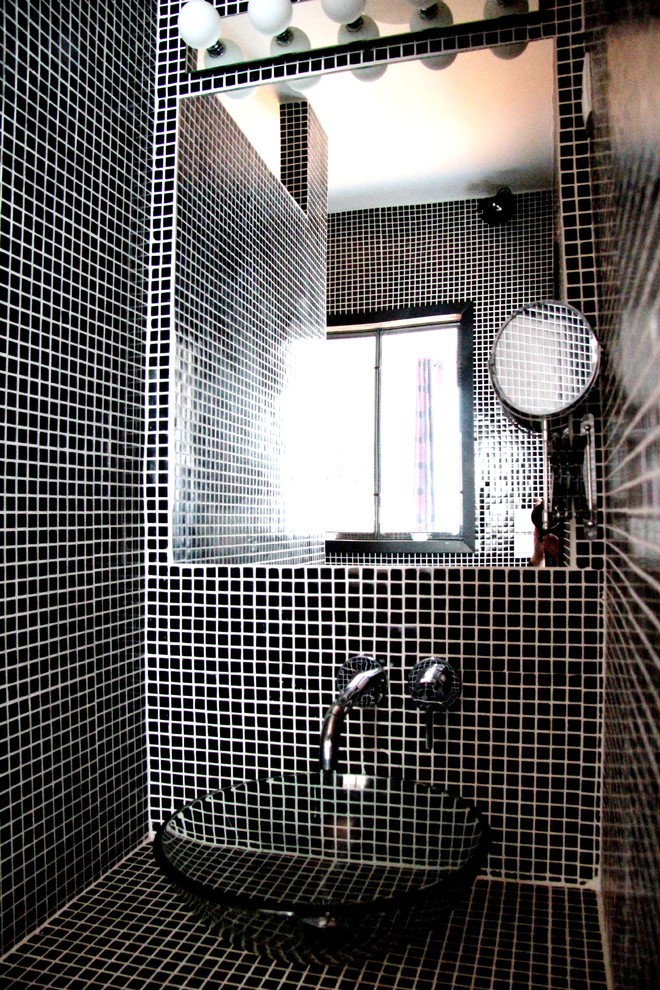 This is an example of an industrial 3/4 bathroom in Paris with a vessel sink, a curbless shower, black tile, mosaic tile, black walls and mosaic tile floors.