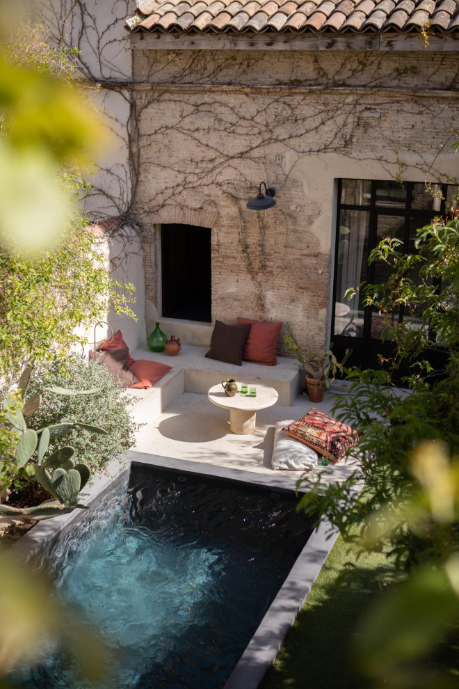 This is an example of a mediterranean patio in Marseille.