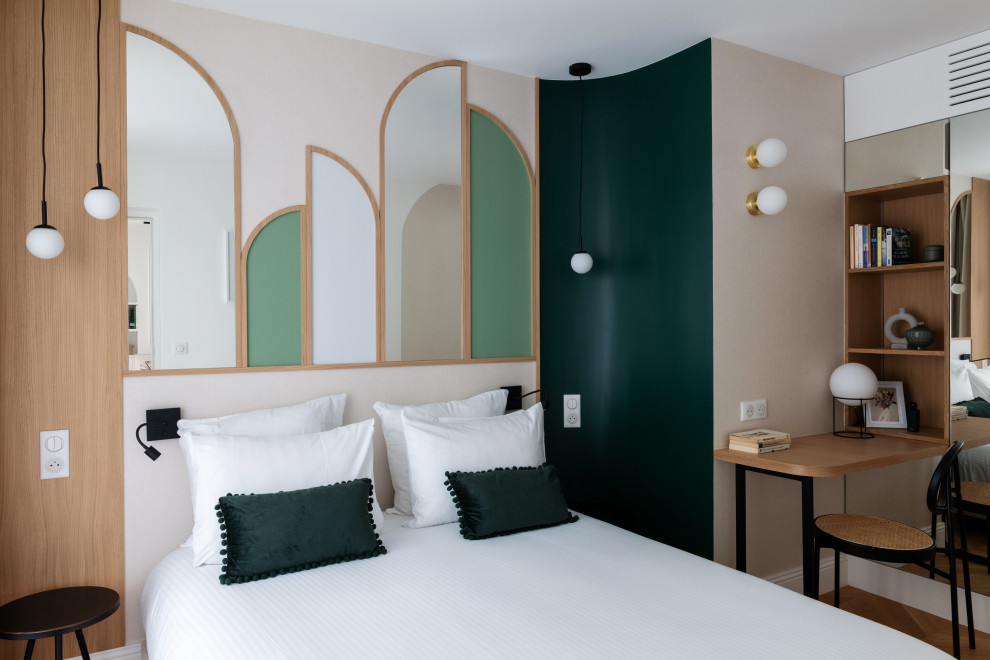 Mittelgroßes Klassisches Hauptschlafzimmer mit weißer Wandfarbe, hellem Holzboden, braunem Boden und vertäfelten Wänden in Paris