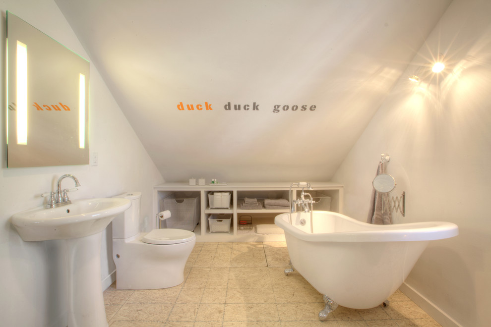 Foto på ett litet lantligt badrum med dusch, med öppna hyllor, vita skåp, ett badkar med tassar, en toalettstol med separat cisternkåpa, vita väggar och plywoodgolv