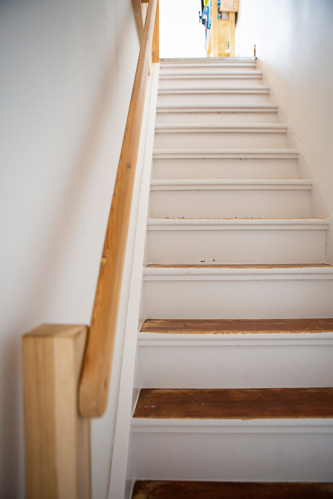 Gerade, Kleine Skandinavische Treppe mit Holz-Setzstufen in Hamburg