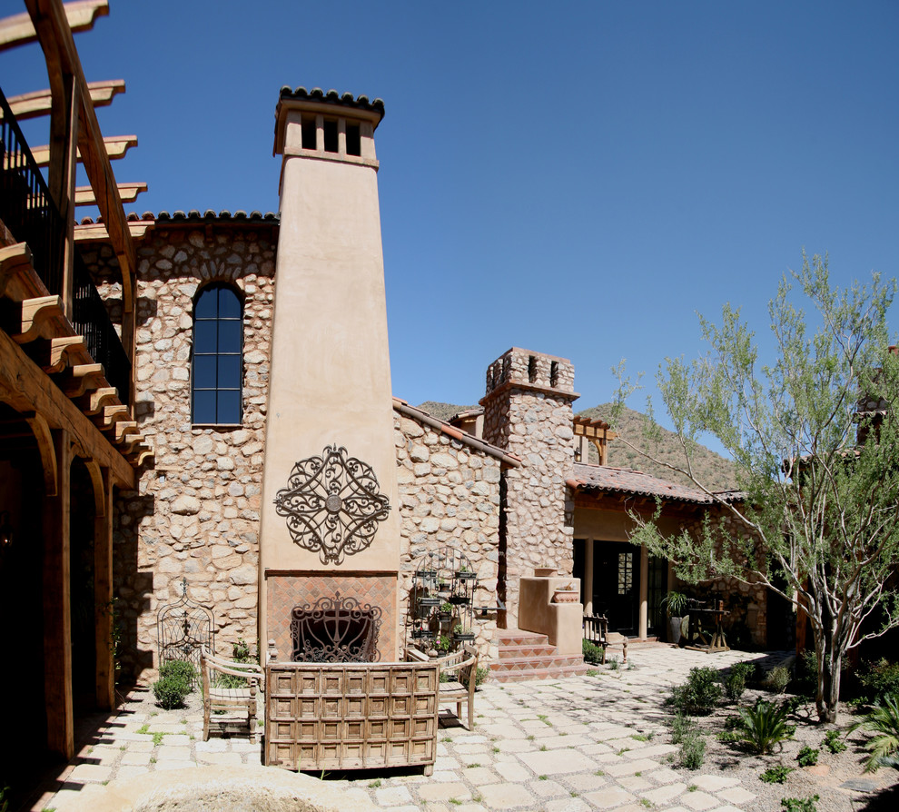 Transitional home design photo in Phoenix