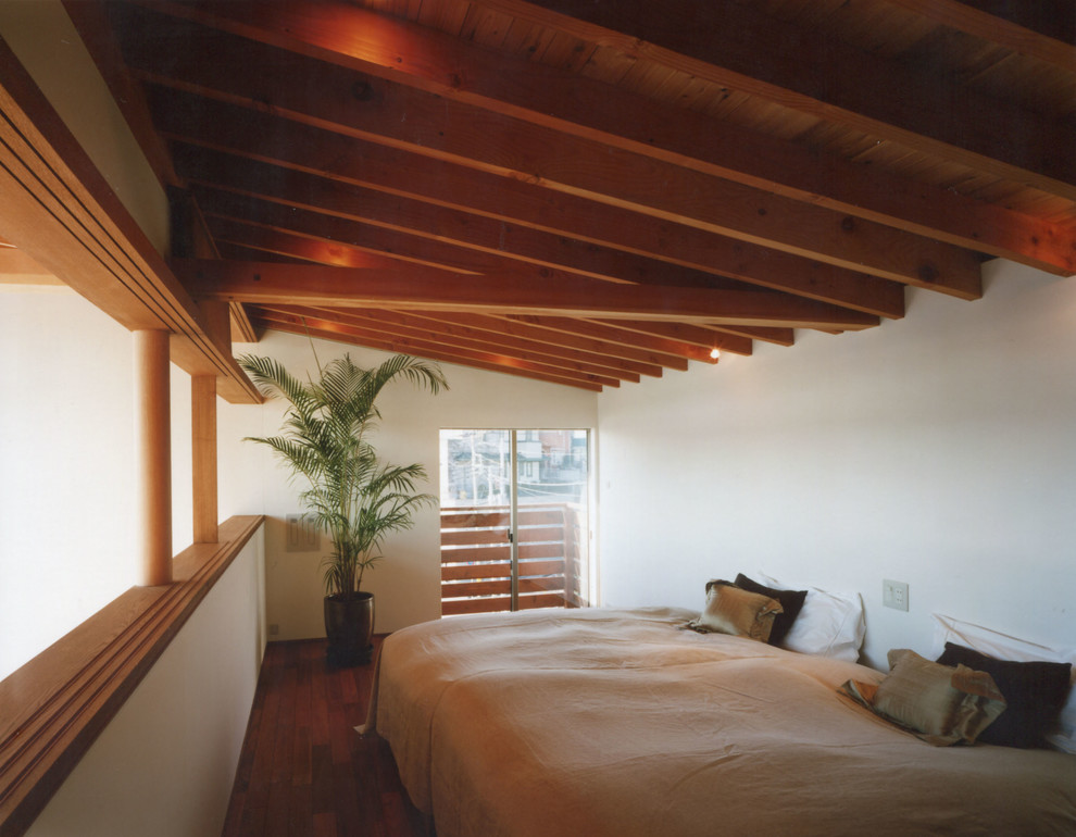 横浜にある中くらいなトロピカルスタイルのおしゃれな主寝室 (白い壁、無垢フローリング、暖炉なし、茶色い床)