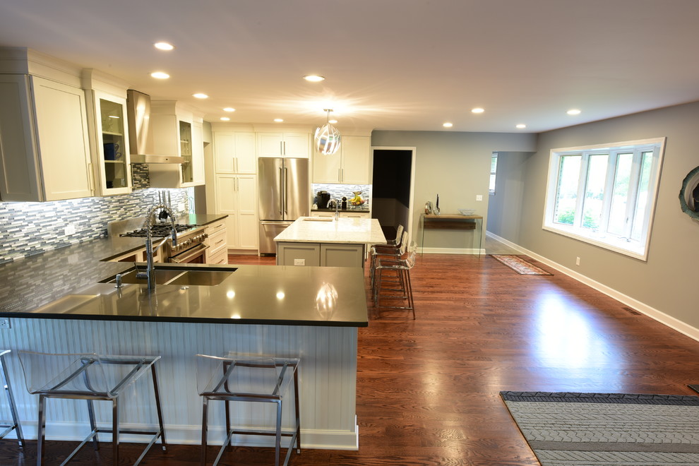 Example of a transitional kitchen design in Chicago