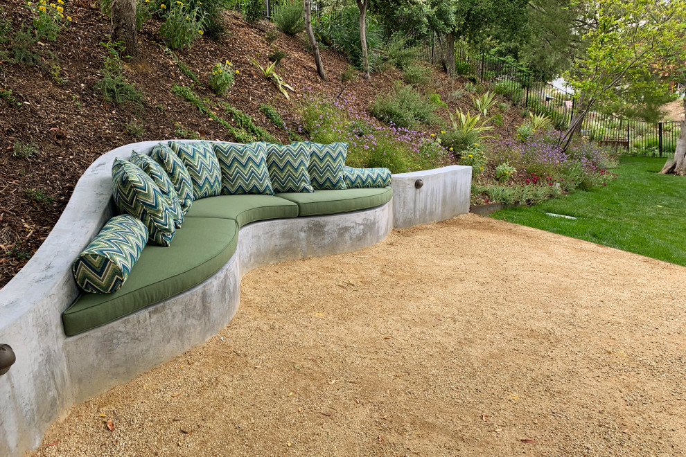 Großer, Halbschattiger Moderner Garten im Frühling, hinter dem Haus mit Granitsplitt und Metallzaun in Los Angeles