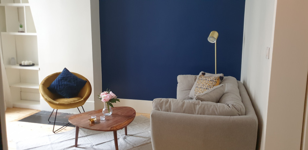 Ispirazione per un piccolo soggiorno tradizionale aperto con pareti blu, parquet chiaro e pavimento beige