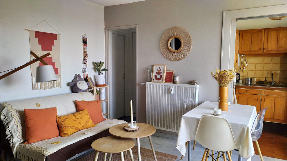 Foto på ett mellanstort medelhavsstil separat vardagsrum, med beige väggar, marmorgolv, en fristående TV och vitt golv