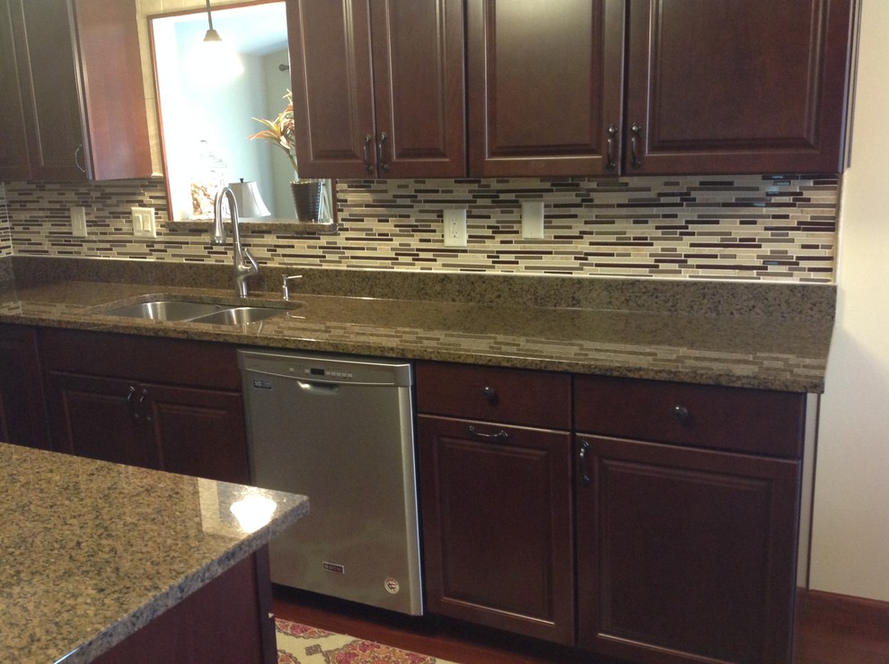 Transitional home design photo in Columbus