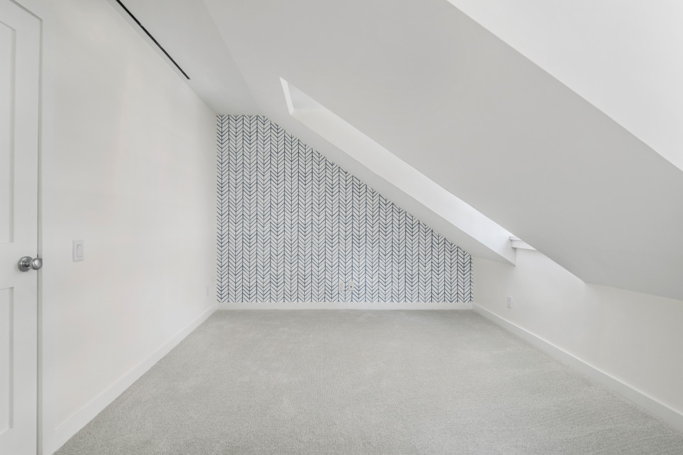 Mittelgroßes Klassisches Hauptschlafzimmer mit weißer Wandfarbe, Teppichboden, grauem Boden, gewölbter Decke und Tapetenwänden in New York