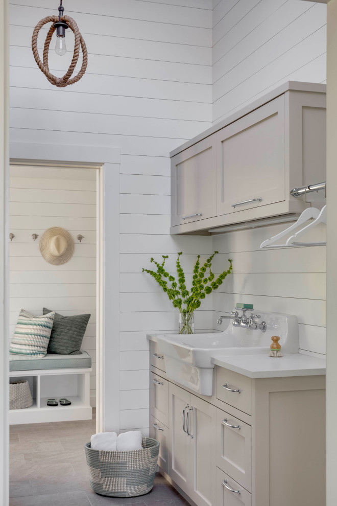 Foto di una sala lavanderia stile marinaro con lavello stile country, ante in stile shaker, pareti bianche e pareti in perlinato