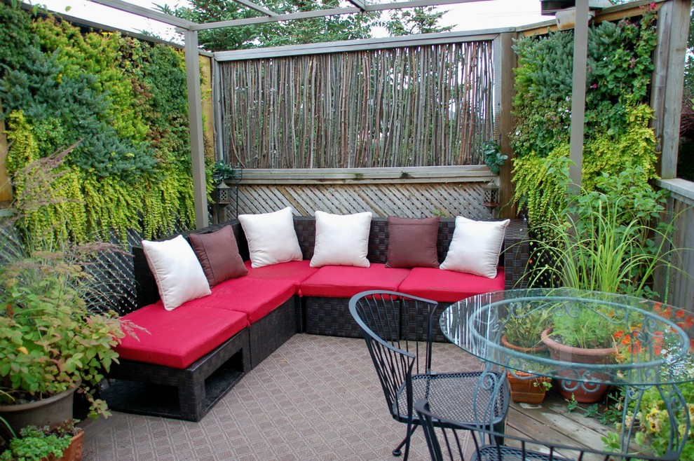 Inspiration for a country deck in Toronto with a vertical garden.