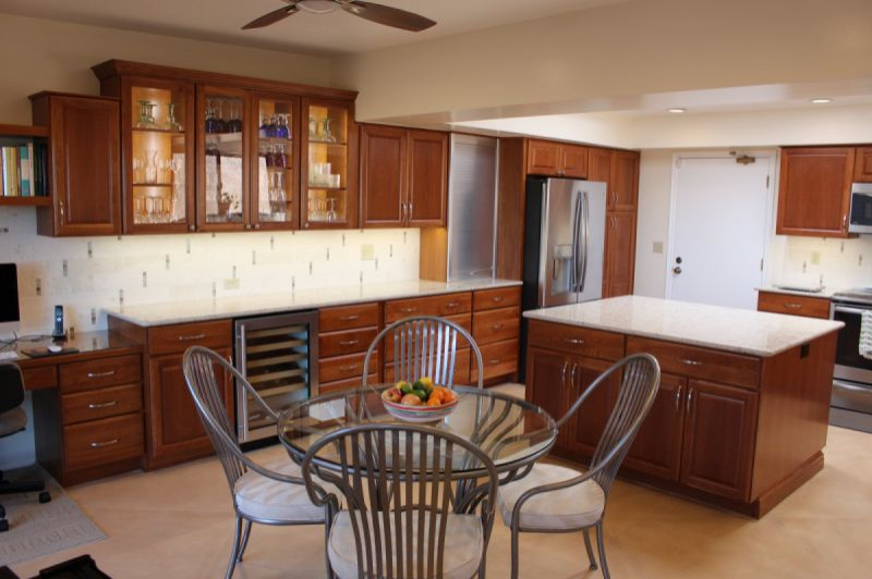 Transitional home design photo in Phoenix