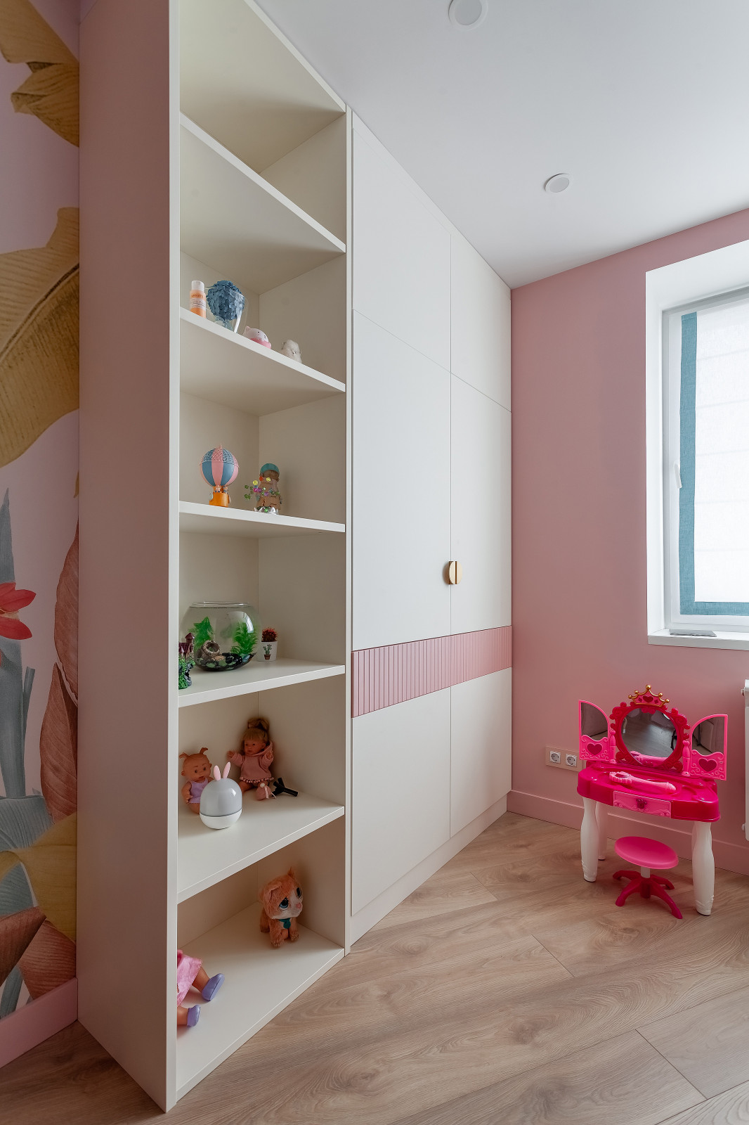 Один из шкафов имеет открытую секцию