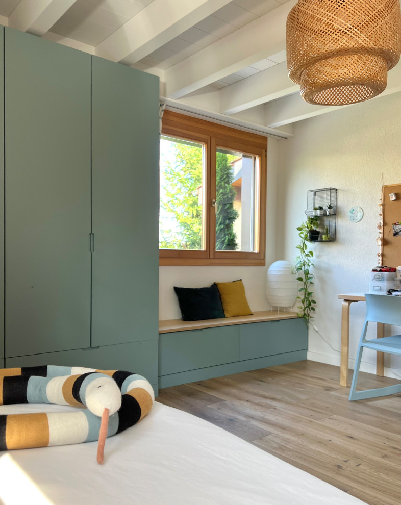 Idéer för att renovera ett mellanstort skandinaviskt barnrum kombinerat med sovrum, med vita väggar, ljust trägolv och beiget golv