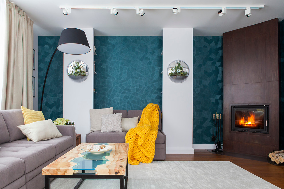 Между морем и землёйг