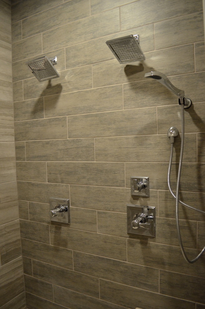 Example of a mountain style bathroom design in Omaha