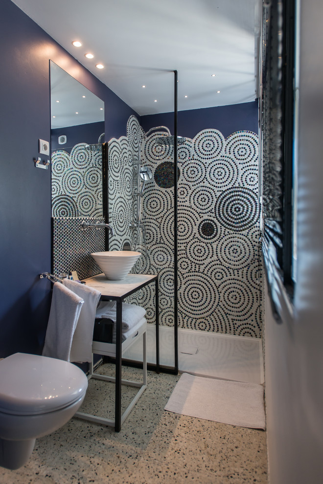 Inspiration pour une petite salle d'eau urbaine avec une douche à l'italienne, WC suspendus, un carrelage noir et blanc, mosaïque, un mur violet, un sol en terrazzo, un lavabo posé et un plan de toilette en marbre.
