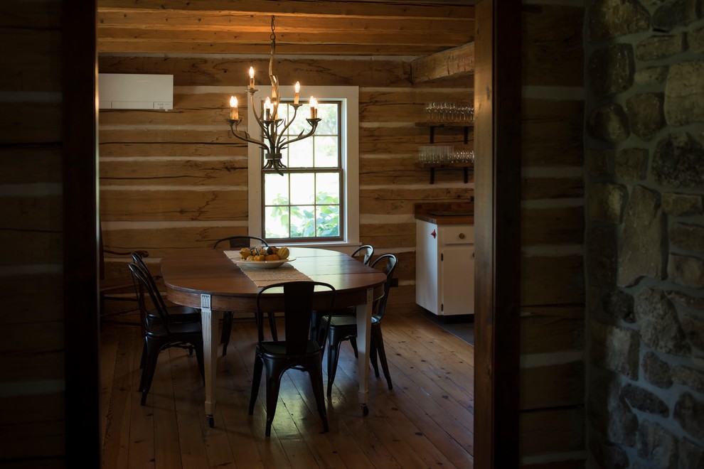 Dining room - rustic dining room idea in Chicago