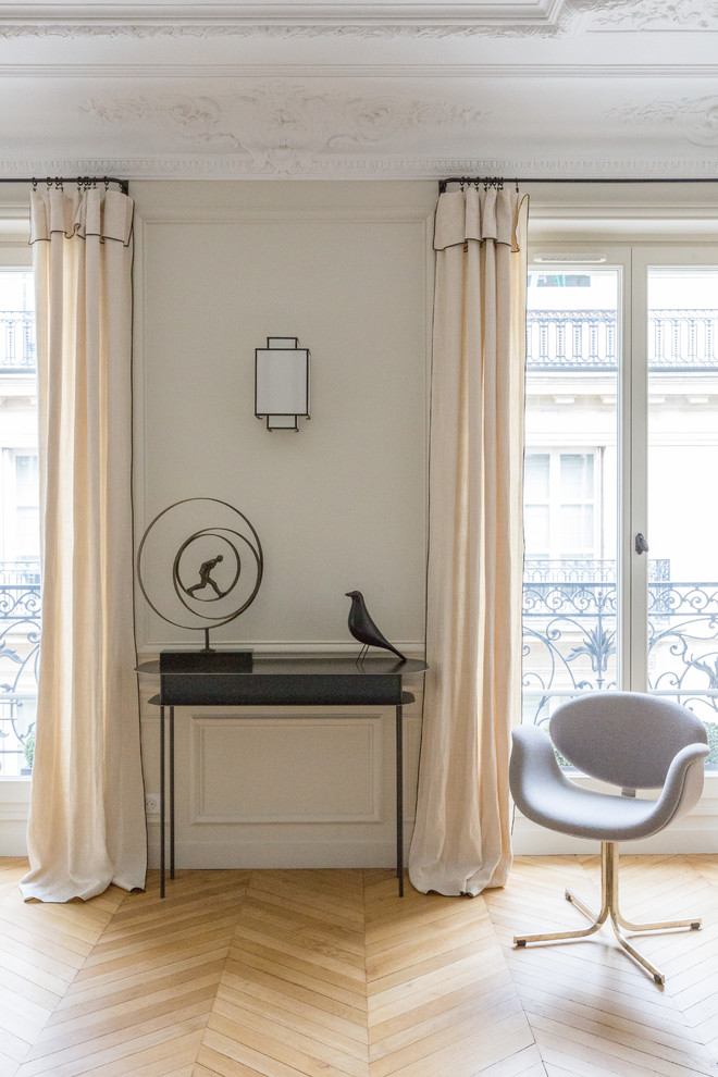 Inspiration for a contemporary home design in Paris.