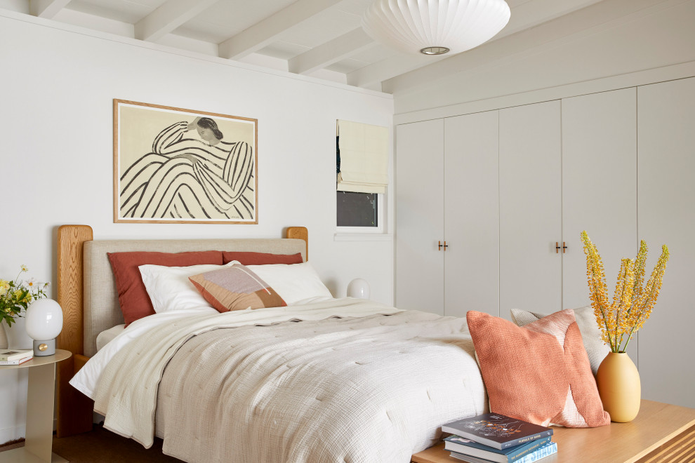 サンフランシスコにある中くらいなミッドセンチュリースタイルのおしゃれな主寝室 (白い壁、無垢フローリング、茶色い床、表し梁) のインテリア