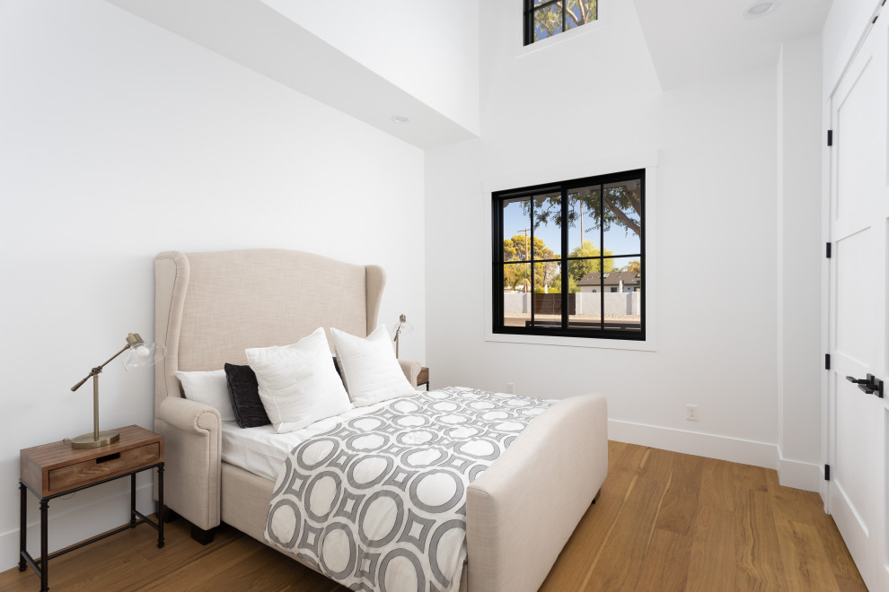Landhaus Schlafzimmer mit weißer Wandfarbe in Phoenix