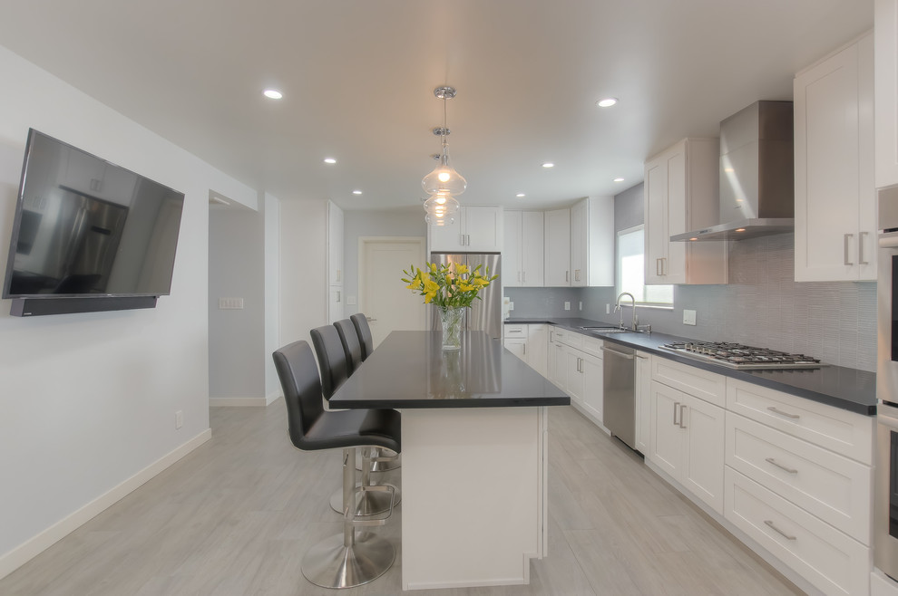 This is an example of a transitional kitchen in Los Angeles.