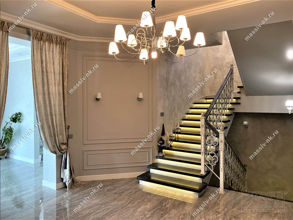 Лестница на металлокаркасе кованым ограждением