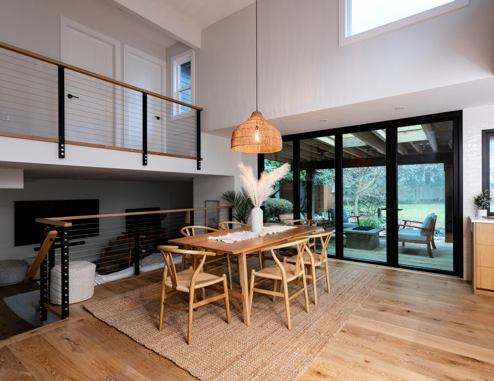 Idee per una grande sala da pranzo aperta verso la cucina nordica con pareti grigie, pavimento in legno massello medio e pavimento marrone