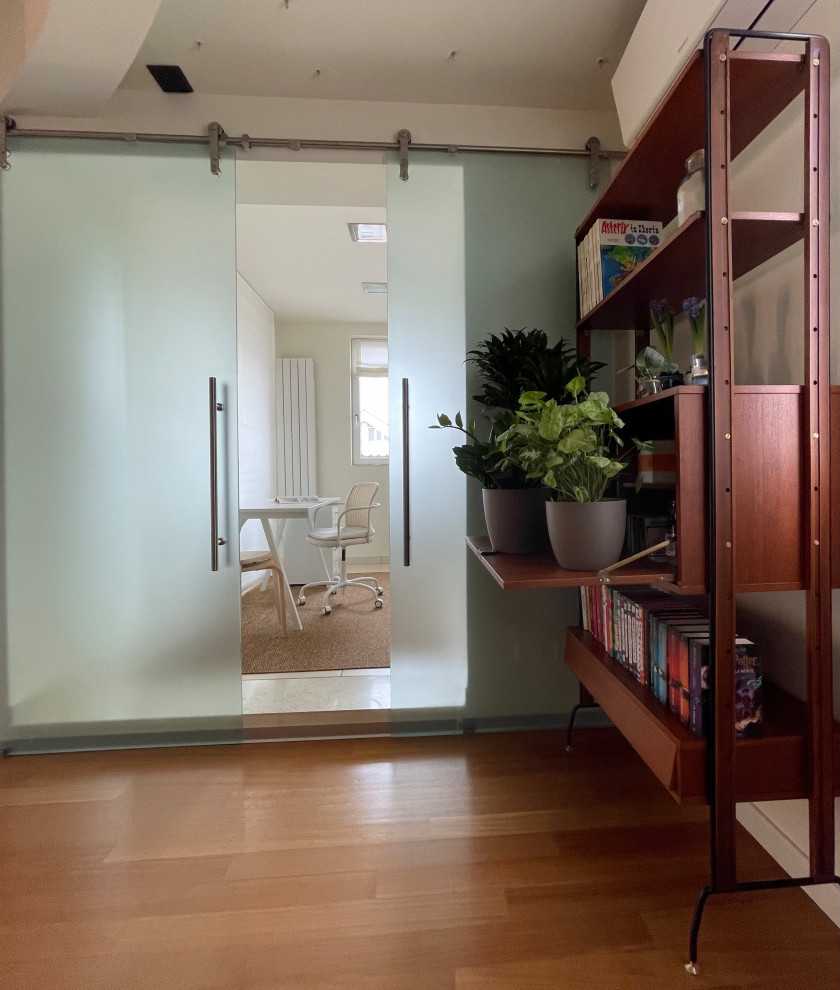 Mittelgroßes Modernes Arbeitszimmer mit Studio, Porzellan-Bodenfliesen, beigem Boden und beiger Wandfarbe in Sonstige