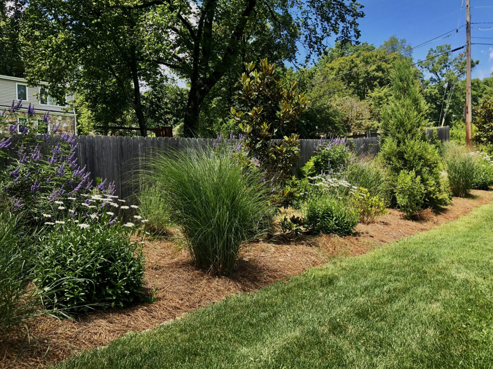 Design ideas for a large traditional front yard landscaping in Other.