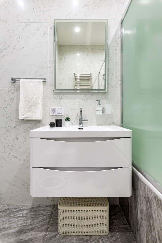 Exempel på ett litet nordiskt badrum med dusch, med luckor med infälld panel och bänkskiva i akrylsten