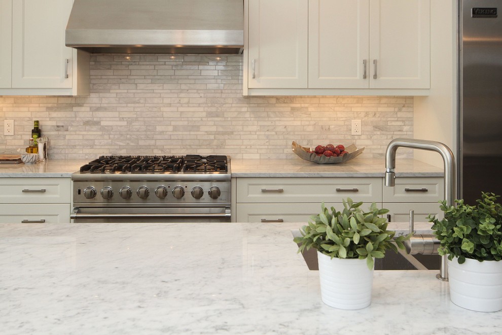 Kitchen - transitional kitchen idea in Calgary