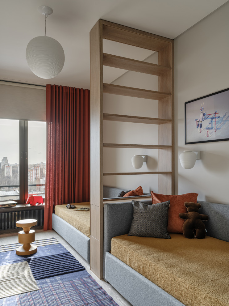 Imagen de dormitorio infantil actual de tamaño medio con paredes grises, suelo de madera en tonos medios y suelo beige