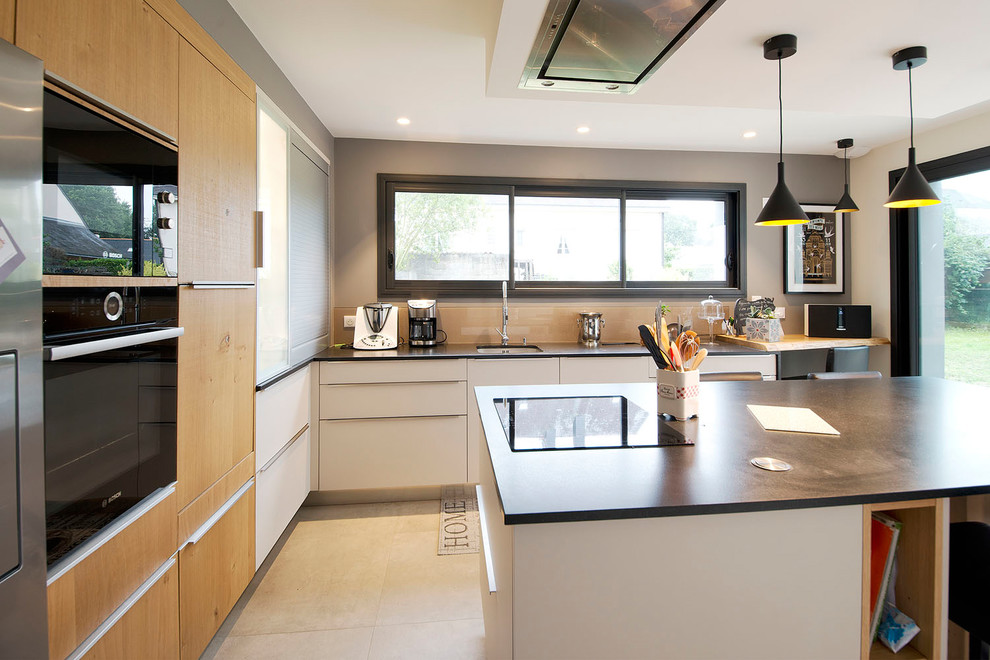 Photo of a mid-sized contemporary single-wall eat-in kitchen in Nantes with a drop-in sink, flat-panel cabinets, medium wood cabinets, granite benchtops, beige splashback, panelled appliances, ceramic floors, with island and beige floor.