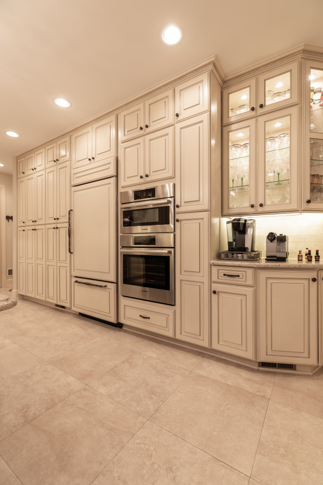 Exempel på ett modernt flerfärgad flerfärgat kök, med granitbänkskiva, beige stänkskydd, stänkskydd i keramik, rostfria vitvaror och en köksö