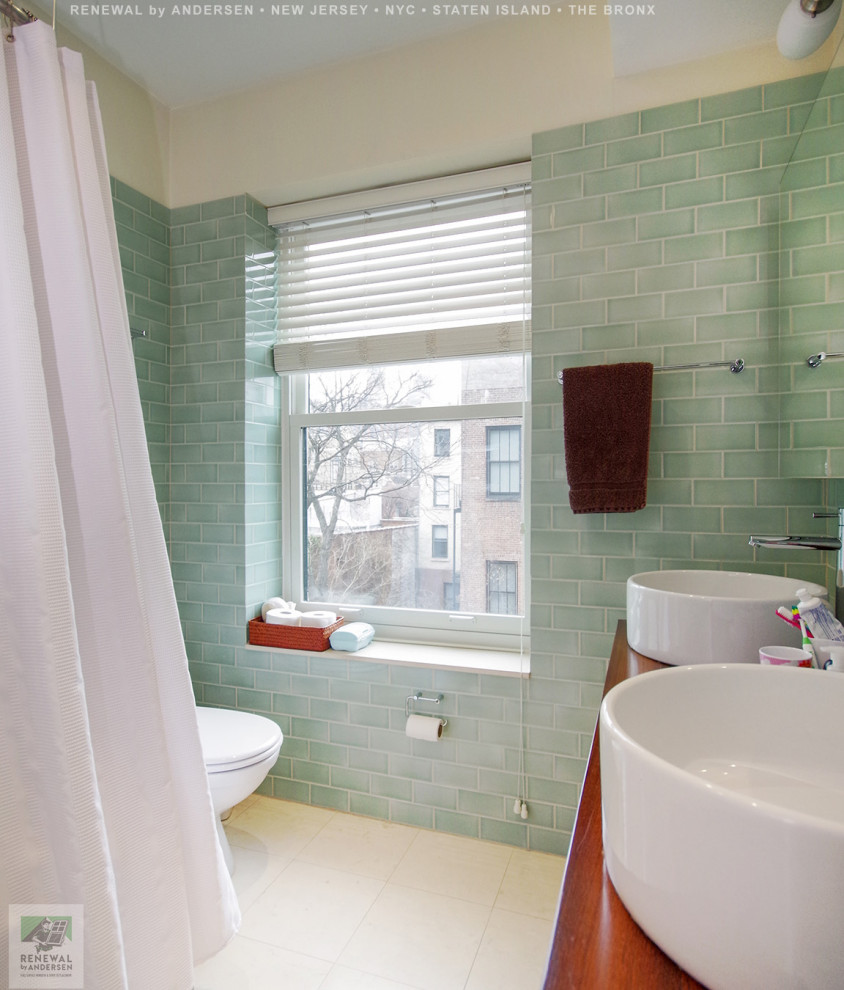 Идея дизайна: ванная комната среднего размера с фасадами цвета дерева среднего тона, ванной в нише, душем над ванной, раздельным унитазом, зеленой плиткой, керамической плиткой, желтыми стенами, полом из керамической плитки, настольной раковиной, столешницей из дерева, белым полом, шторкой для ванной, тумбой под две раковины и встроенной тумбой