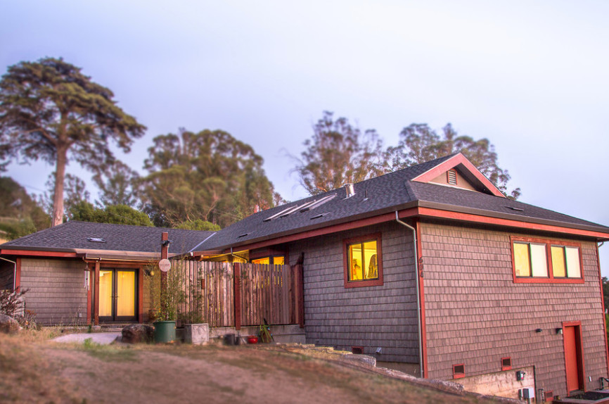 Diseño de fachada de casa gris y negra de estilo de casa de campo grande de una planta con revestimiento de madera, tejado a cuatro aguas, tejado de teja de madera y teja