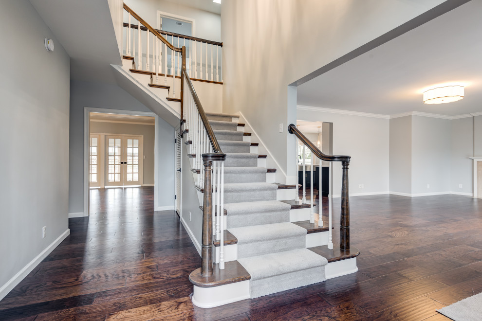 Example of a transitional home design design in Chicago