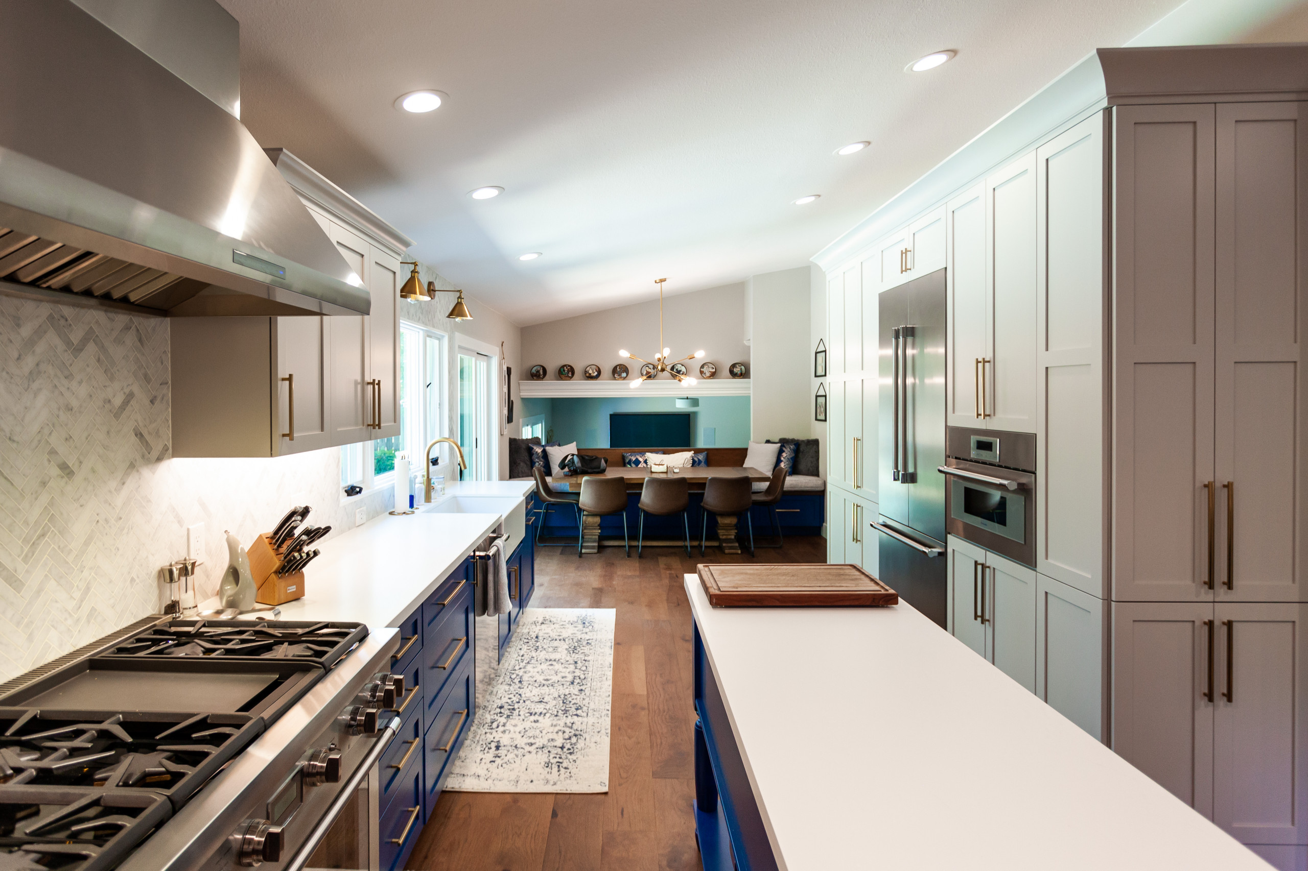 Stunning Kitchen w Blue Island