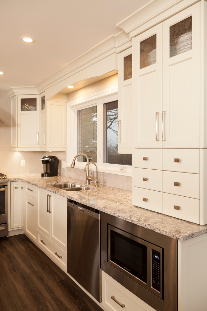 Transitional home design photo in Toronto
