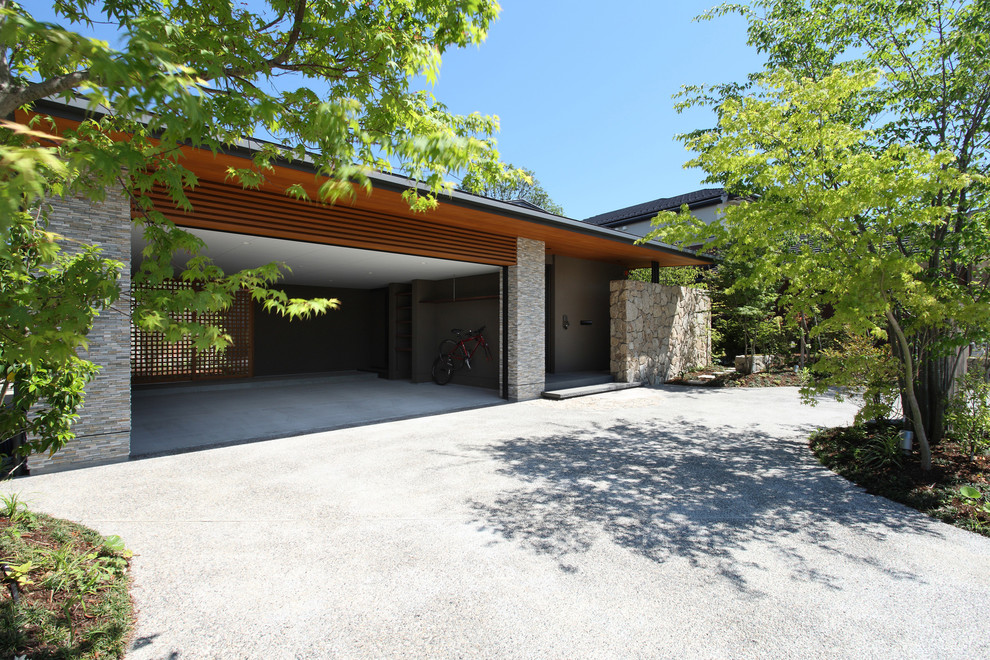 Пример оригинального дизайна: большой пристроенный гараж в стиле модернизм
