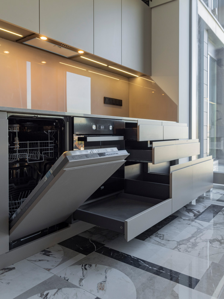 Большая стильная кухня в неоклассическом стиле в светлых тонах