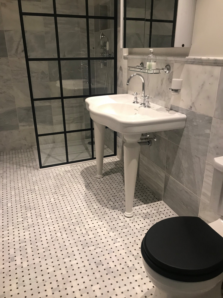 Imagen de cuarto de baño único y gris y negro moderno de tamaño medio con ducha abierta, sanitario de una pieza, paredes blancas, suelo con mosaicos de baldosas, aseo y ducha, suelo blanco y ducha abierta