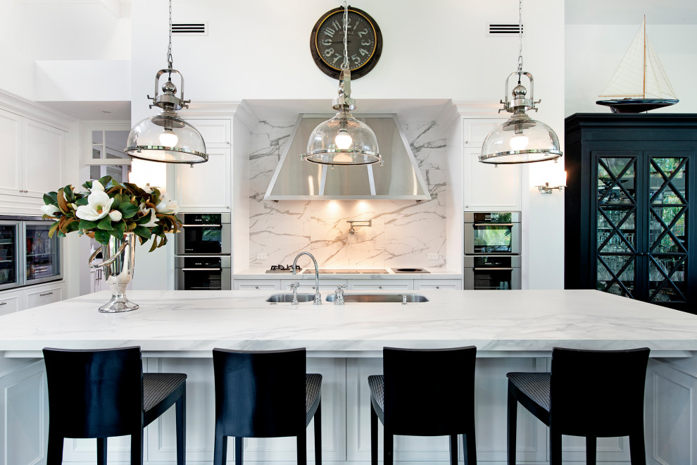 This is an example of a beach style kitchen in Gold Coast - Tweed.