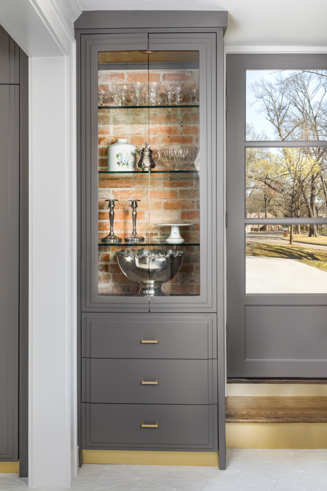 Transitional home design photo in Dallas